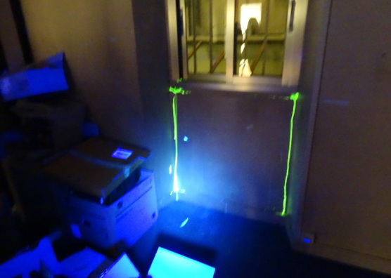 traceur incolore injecté à l'extérieur d'une menuiserie :Résultat visible avec une torche à Ultra Violet