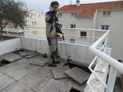 Gaz traceur sur terrasse avec dalles sur plots